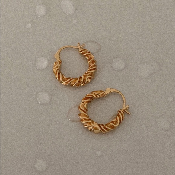 gold hoop earrings cartilage hoop earrings mini hoop earrings textured earrings - Picture 6 of 10